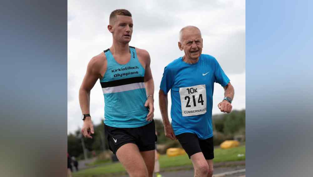 PIE DE FOTO: Ian Winship, de 90 años, completó la Cumbernauld 10K junto a su hija y su nieto y consiguió la mejor marca conocida para su categoría de edad. Foto: Gibson Digital/North Lanarkshire Council