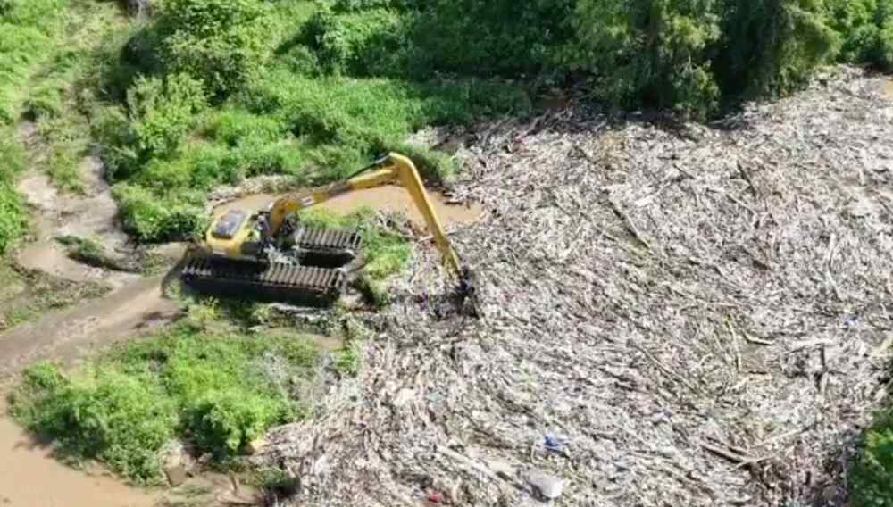 Maquinaria trabaja en la remoción de basura acumulada en el río Grande de San Miguel, en el caserío Casamota, cantón El Brazo.
