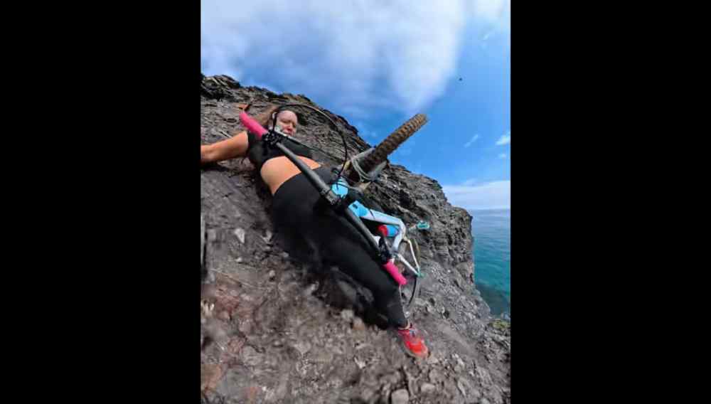 Cecilia Sopeña se deslizó varios metros junto con su bicicleta antes de conseguir detenerse en una pendiente rocosa próxima al mar. El accidente ocurrió en Cartagena, España, en marzo de 2026. Foto: captura de video / redes sociales de Cecilia Sopeña.