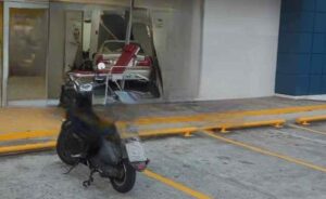 Un automóvil atravesó los ventanales de un banco en La Sultana, Antiguo Cuscatlán. La fotografía muestra cómo terminó dentro de la agencia bancaria.