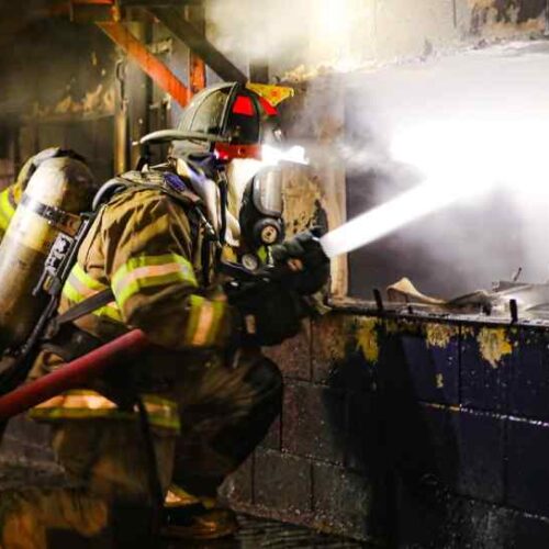 Bomberos atendieron un incendio en el Mercado Municipal de Ciudad Arce durante la madrugada. Foto: Cuerpo de Bomberos de El Salvador.