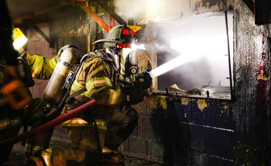 Bomberos atendieron un incendio en el Mercado Municipal de Ciudad Arce durante la madrugada. Foto: Cuerpo de Bomberos de El Salvador.