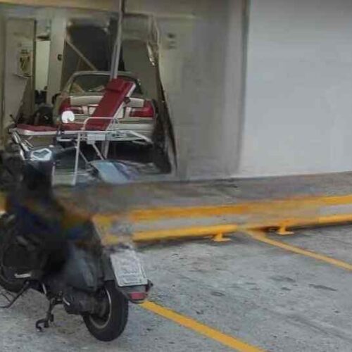 Un automóvil atravesó los ventanales de un banco en La Sultana, Antiguo Cuscatlán. La fotografía muestra cómo terminó dentro de la agencia bancaria.