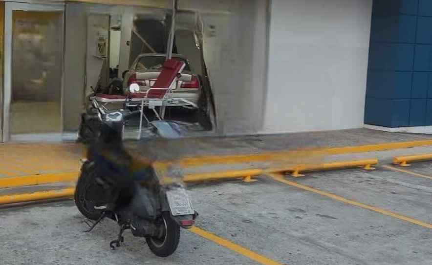 Un automóvil atravesó los ventanales de un banco en La Sultana, Antiguo Cuscatlán. La fotografía muestra cómo terminó dentro de la agencia bancaria.