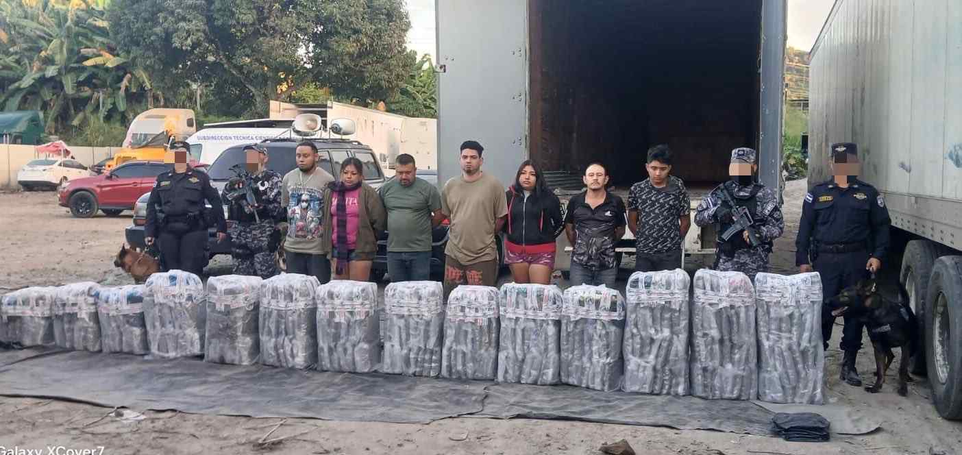 Operativo contra el narcotráfico permitió decomisar 150 mil porciones de droga transportadas en tres vehículos. Foto: @Vi11atoro.