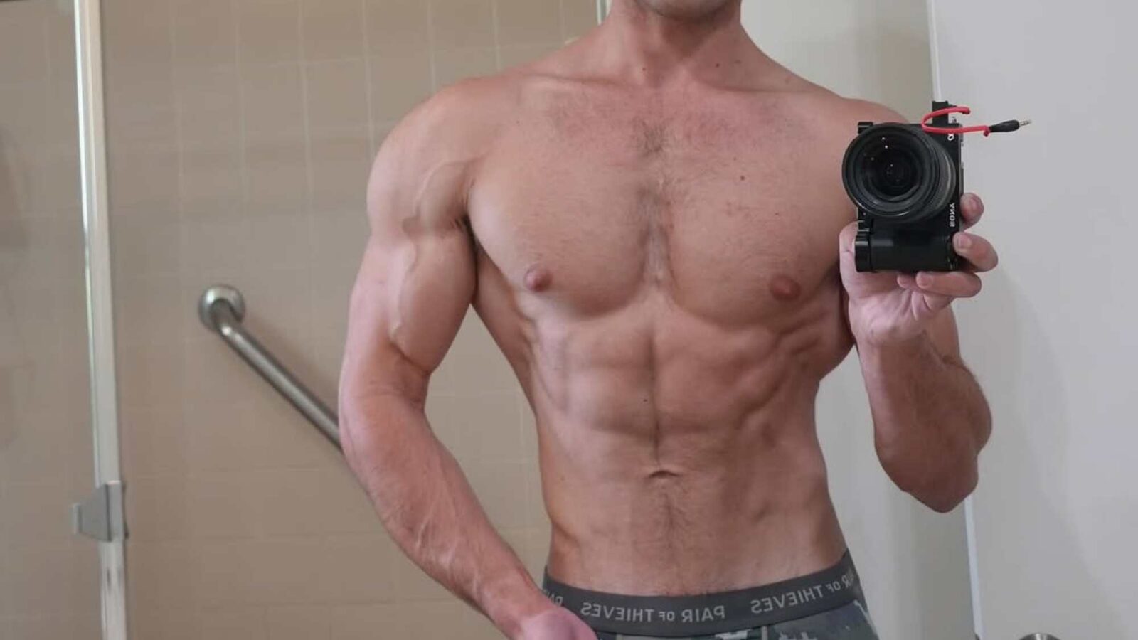 Braden Peters, conocido como Clavicular, generó controversia al promover una técnica casera para aumentar el tamaño del pene que especialistas consideran peligrosa.