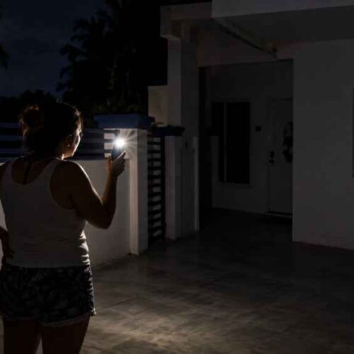 La mujer hizo referencia a Salvador mientras mostraba la falta de energía denunciada durante su estadía en Tela, Honduras. Foto: Ilustración.