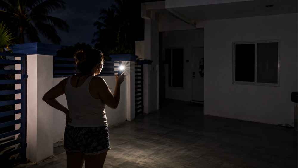 La mujer hizo referencia a Salvador mientras mostraba la falta de energía denunciada durante su estadía en Tela, Honduras. Foto: Ilustración.