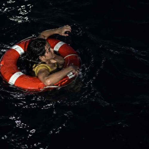 Una salvadoreña de 44 años fue localizada con vida en el mar Jónico tras caer de un crucero el 9 de octubre de 2026. Foto: Guardia Costera de Grecia.