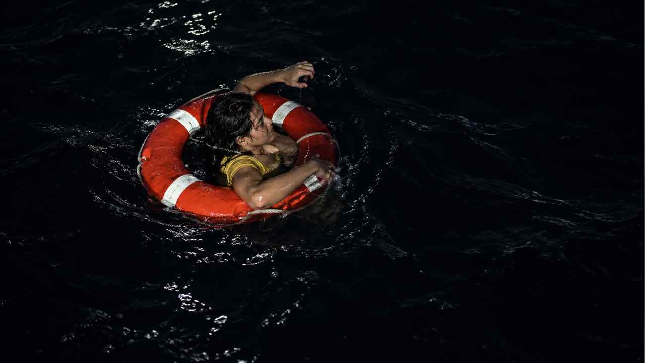Una salvadoreña de 44 años fue localizada con vida en el mar Jónico tras caer de un crucero el 9 de octubre de 2026. Foto: Guardia Costera de Grecia.