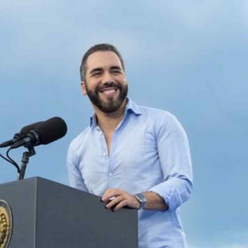 El presidente Nayib Bukele compartió nueve recomendaciones para mejorar el bienestar cotidiano, acompañadas de una broma sobre la oposición política. Foto: Presidencia