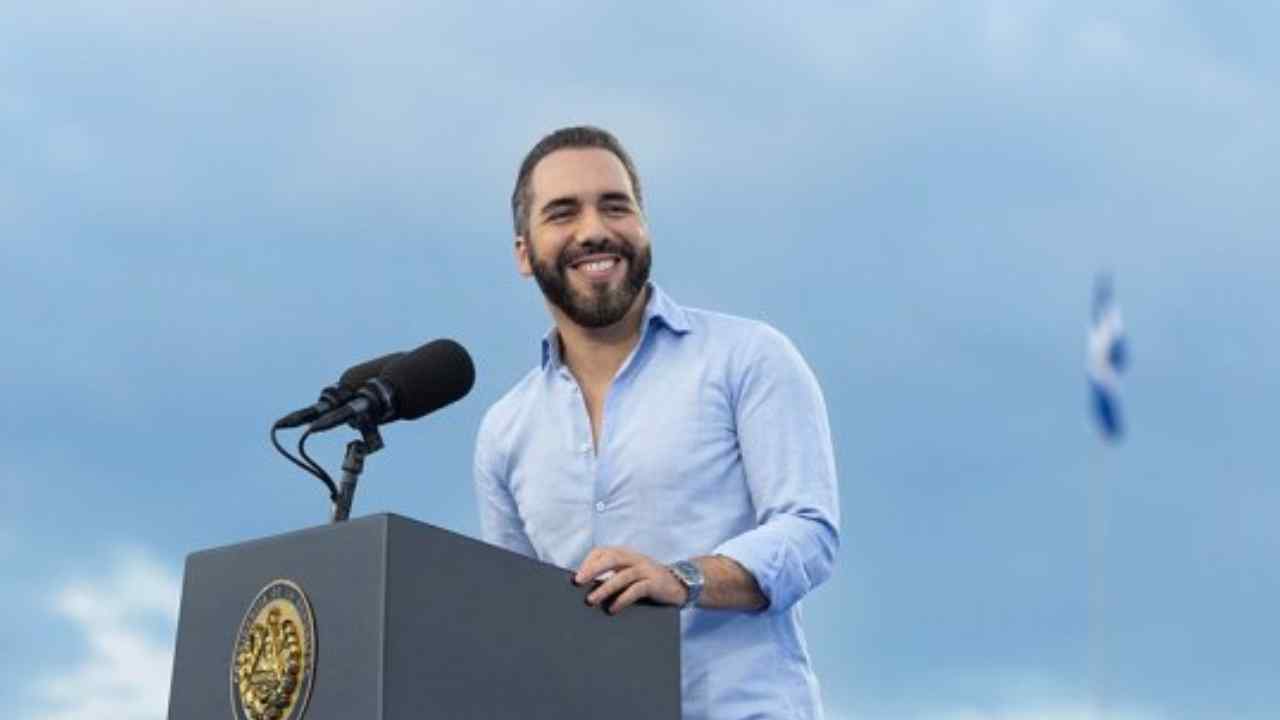 El presidente Nayib Bukele compartió nueve recomendaciones para mejorar el bienestar cotidiano, acompañadas de una broma sobre la oposición política. Foto: Presidencia