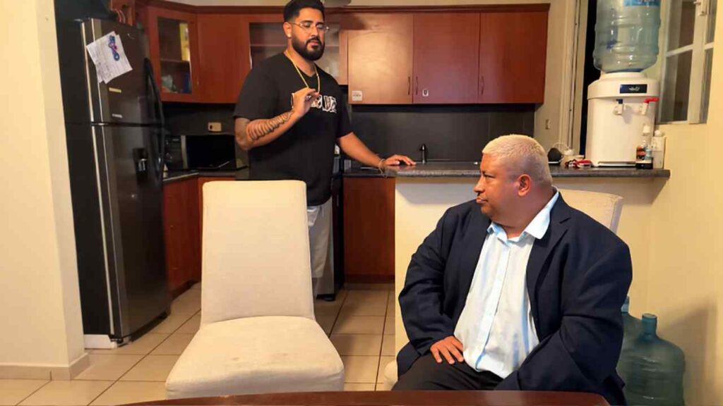 Driver protagoniza una fuerte discusión durante una transmisión en vivo después de que le preguntaran si había estado casado. La interrogante desató insultos y amenazas de suspender la conversación. Captura de pantalla