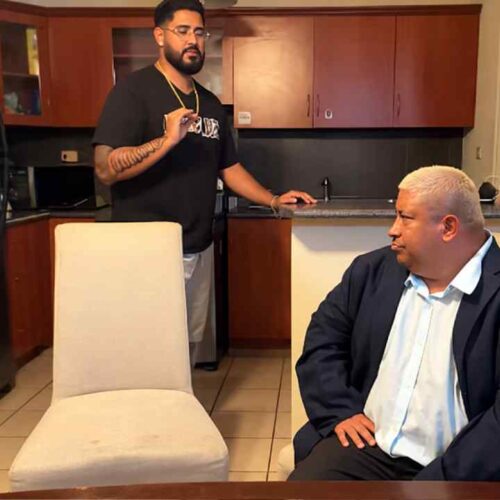 Driver protagoniza una fuerte discusión durante una transmisión en vivo después de que le preguntaran si había estado casado. La interrogante desató insultos y amenazas de suspender la conversación. Captura de pantalla