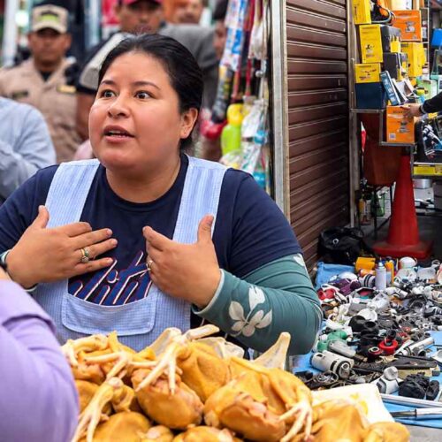El alcalde Manuel “Mamen” Saavedra encabezó controles para recuperar aceras y calles ocupadas por comerciantes en el antiguo mercado Los Pozos, en Bolivia. Captura de pantalla