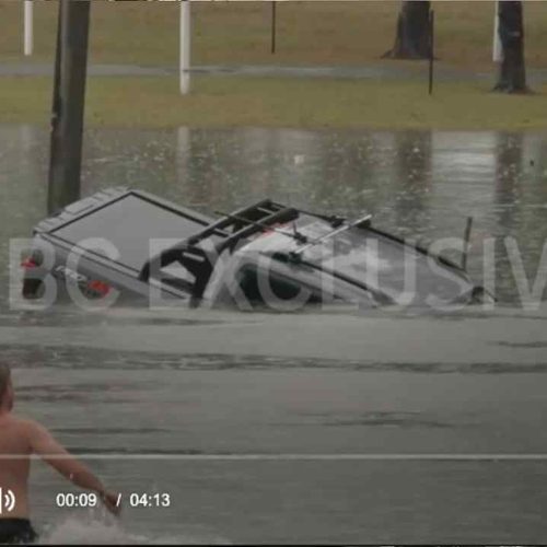 - Will Murray y Daniel Hainey rescataron a un conductor cuyo vehículo se hundía durante las inundaciones del 22 de octubre en Morayfield, Australia. Captura de pantalla