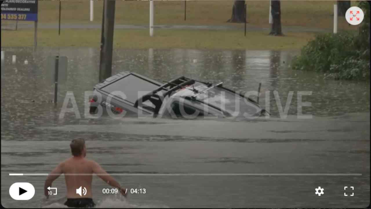 - Will Murray y Daniel Hainey rescataron a un conductor cuyo vehículo se hundía durante las inundaciones del 22 de octubre en Morayfield, Australia. Captura de pantalla