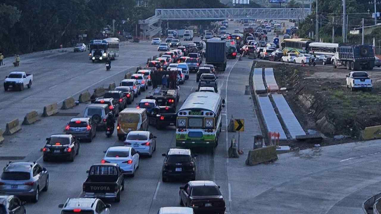 El tráfico de este sábado registra accidentes en el bulevar Venezuela y la carretera Nejapa–Quezaltepeque, mientras Los Chorros se prepara para un cierre total el domingo. Foto: Cortesía