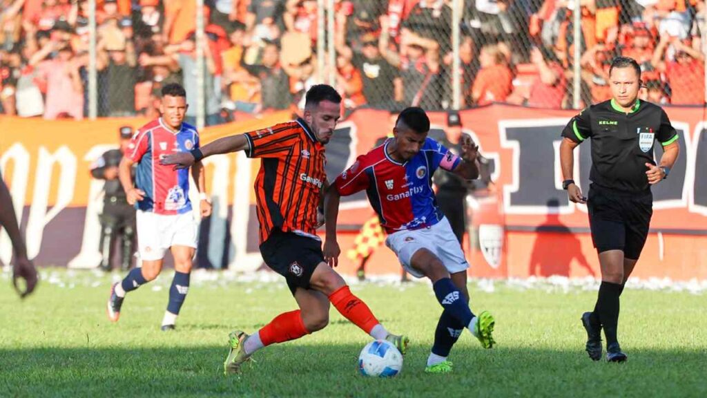 Águila protagoniza una remontada ante FAS en el Clásico Nacional disputado en San Miguel durante la jornada 17 del Apertura 2026. Foto: x / cdaguilaoficial