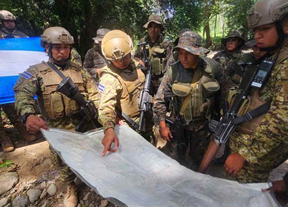Mike Waltz advirtió a las pandillas de Haití, mientras El Salvador solicita reforzar la búsqueda de cuatro militares desaparecidos. Archivo.