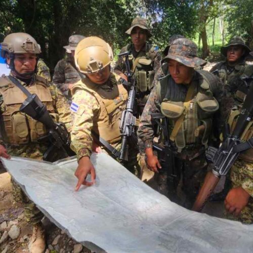Mike Waltz advirtió a las pandillas de Haití, mientras El Salvador solicita reforzar la búsqueda de cuatro militares desaparecidos. Archivo.