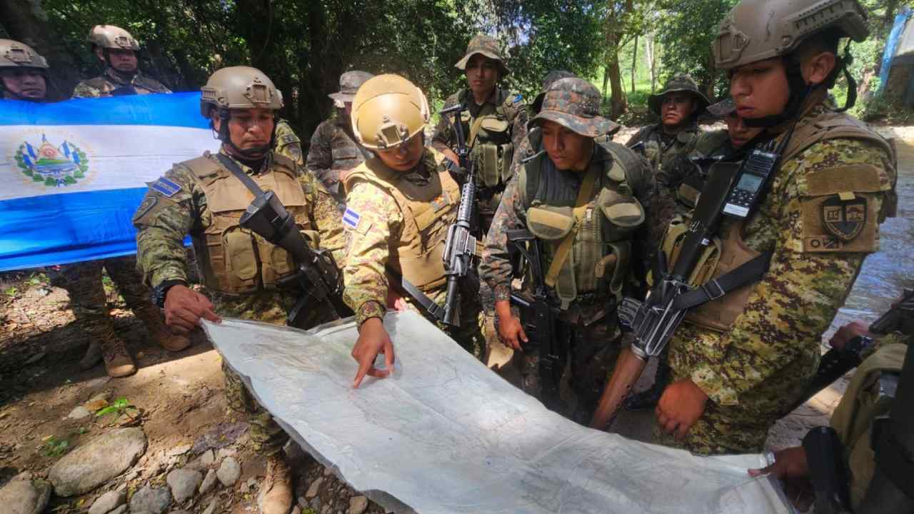 Mike Waltz advirtió a las pandillas de Haití, mientras El Salvador solicita reforzar la búsqueda de cuatro militares desaparecidos. Archivo.