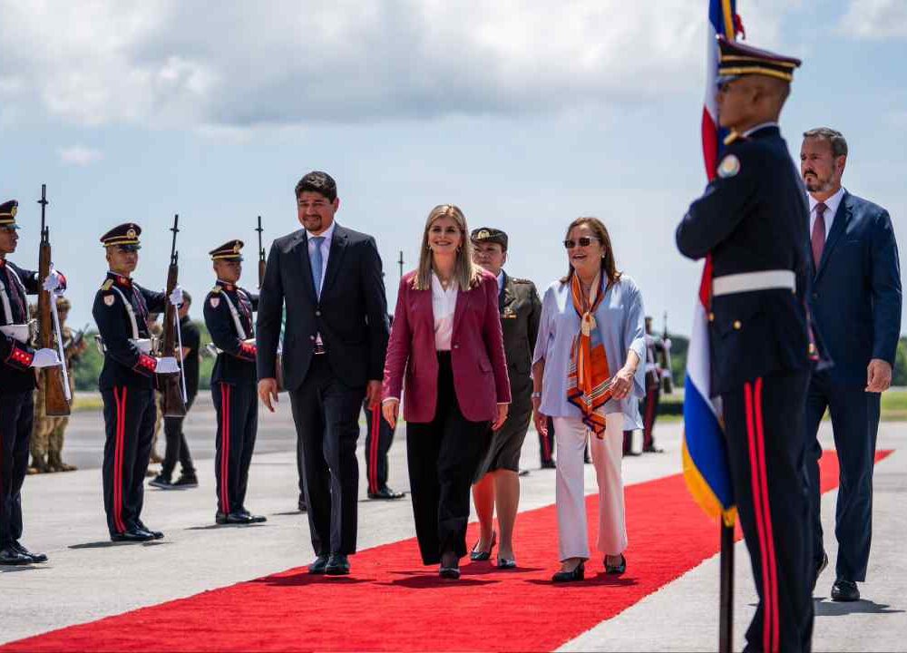 La presidenta de Costa Rica fue recibida por la canciller Alexandra Hill Tinoco antes de trasladarse al CECOT, previo a su encuentro con Nayib Bukele.