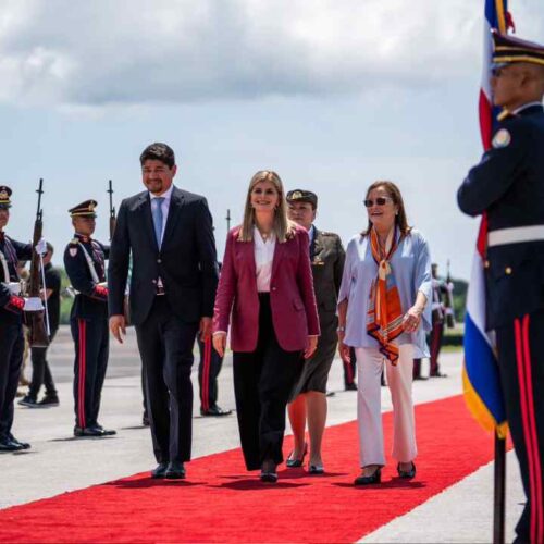La presidenta de Costa Rica fue recibida por la canciller Alexandra Hill Tinoco antes de trasladarse al CECOT, previo a su encuentro con Nayib Bukele.