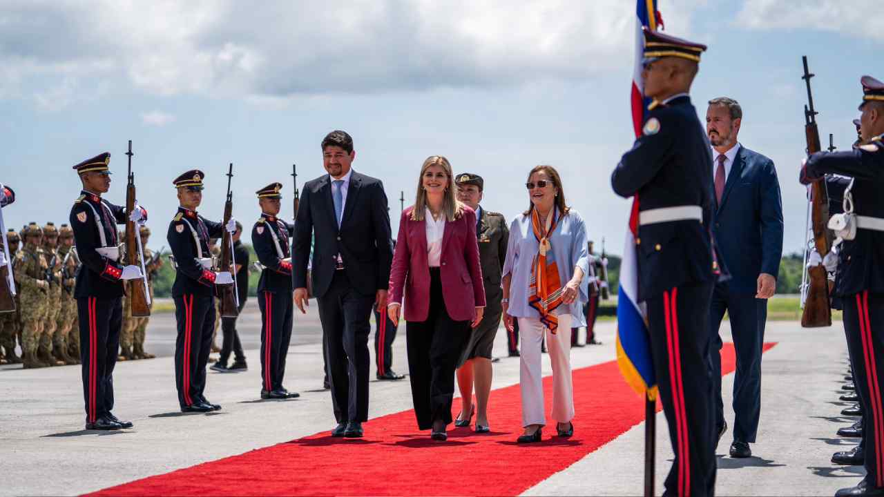 La presidenta de Costa Rica fue recibida por la canciller Alexandra Hill Tinoco antes de trasladarse al CECOT, previo a su encuentro con Nayib Bukele.