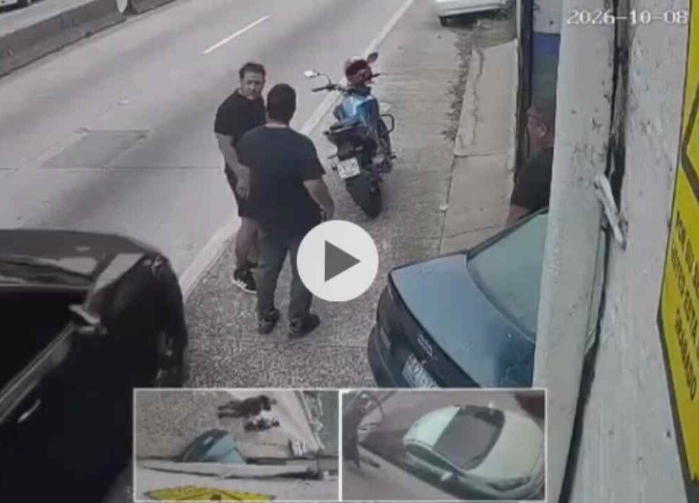 Una cámara de vigilancia captó el momento en que un vehículo embiste a un peatón que conversaba con otras personas en el hombro de la carretera, en Santa Tecla.