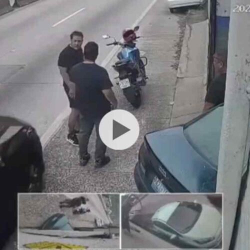 Una cámara de vigilancia captó el momento en que un vehículo embiste a un peatón que conversaba con otras personas en el hombro de la carretera, en Santa Tecla.