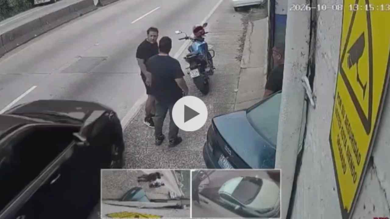 Una cámara de vigilancia captó el momento en que un vehículo embiste a un peatón que conversaba con otras personas en el hombro de la carretera, en Santa Tecla.