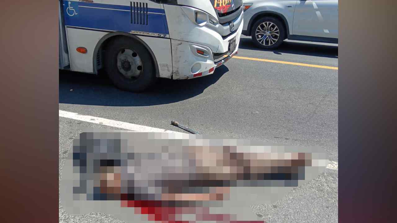 Un peatón murió atropellado en el kilómetro 16.5 de la carretera de Oro, en Ilopango. Imagen pendiente de verificación. Foto: Comandos de Salvamento
