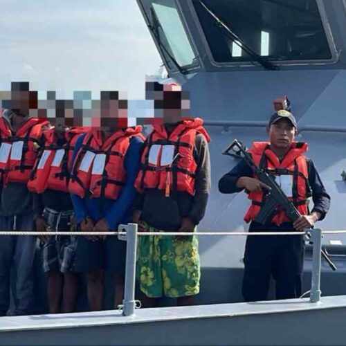 Cinco pescadores nicaragüenses fueron rescatados con vida en el Pacífico guatemalteco después de permanecer más de tres semanas desaparecidos. Foto: Ejército de Guatemala.