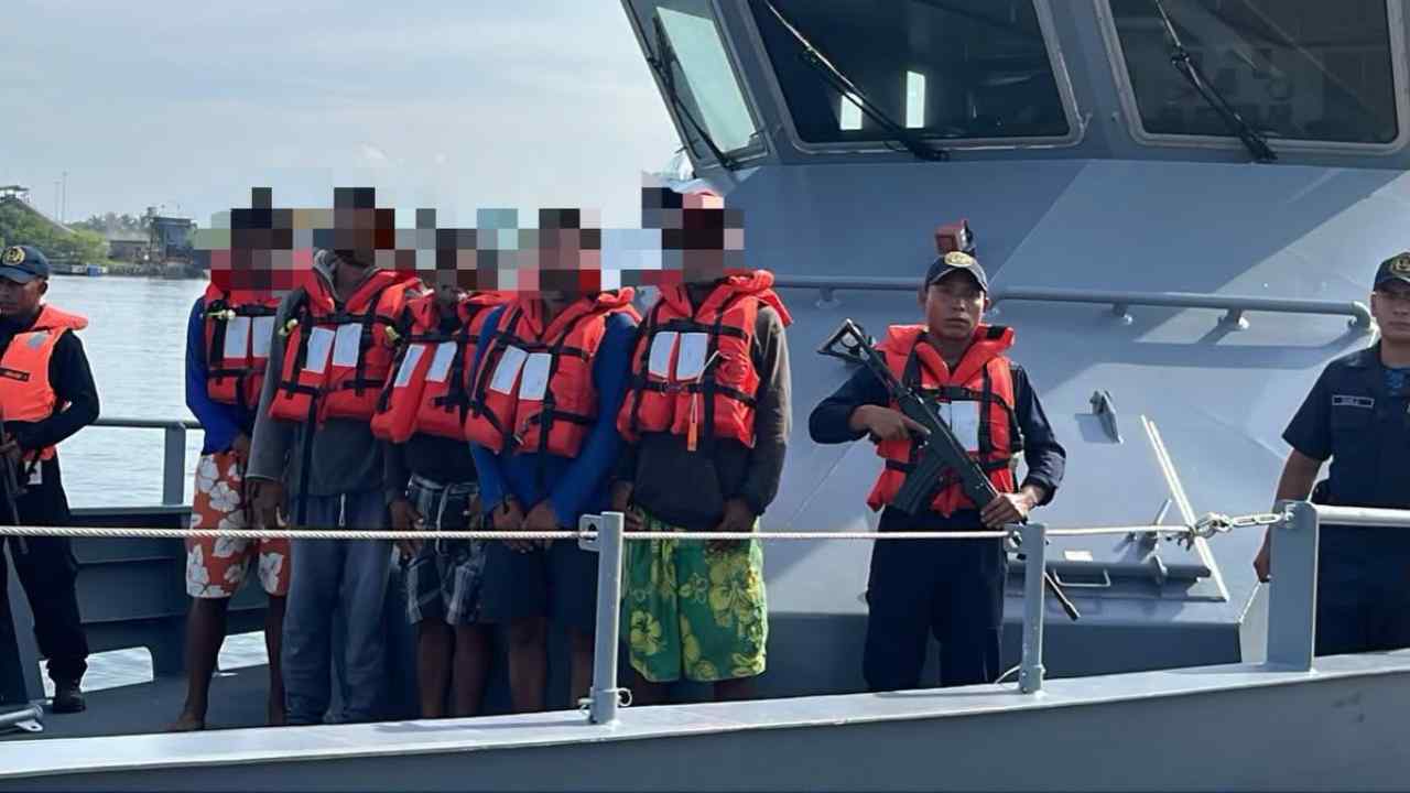 Cinco pescadores nicaragüenses fueron rescatados con vida en el Pacífico guatemalteco después de permanecer más de tres semanas desaparecidos. Foto: Ejército de Guatemala.