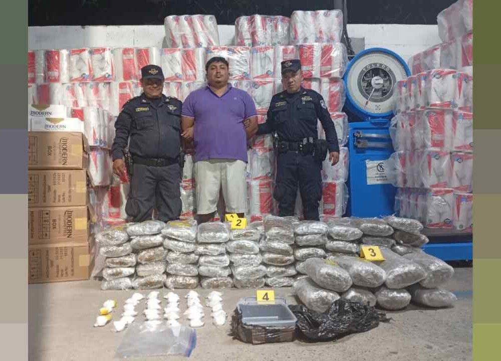 Autoridades salvadoreñas reportaron la captura de un guatemalteco que transportaba marihuana y cocaína en un vehículo de carga. Foto: cortesía del Ministerio de Seguridad
