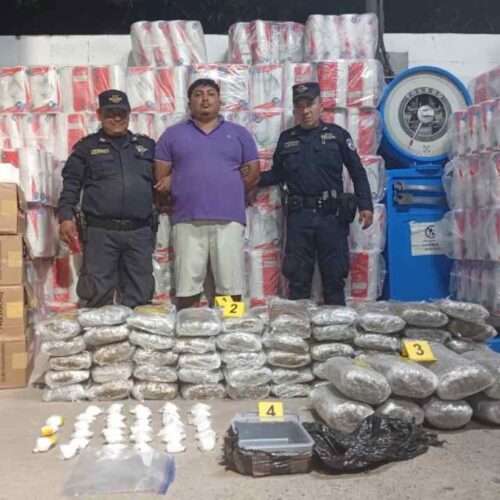 Autoridades salvadoreñas reportaron la captura de un guatemalteco que transportaba marihuana y cocaína en un vehículo de carga. Foto: cortesía del Ministerio de Seguridad