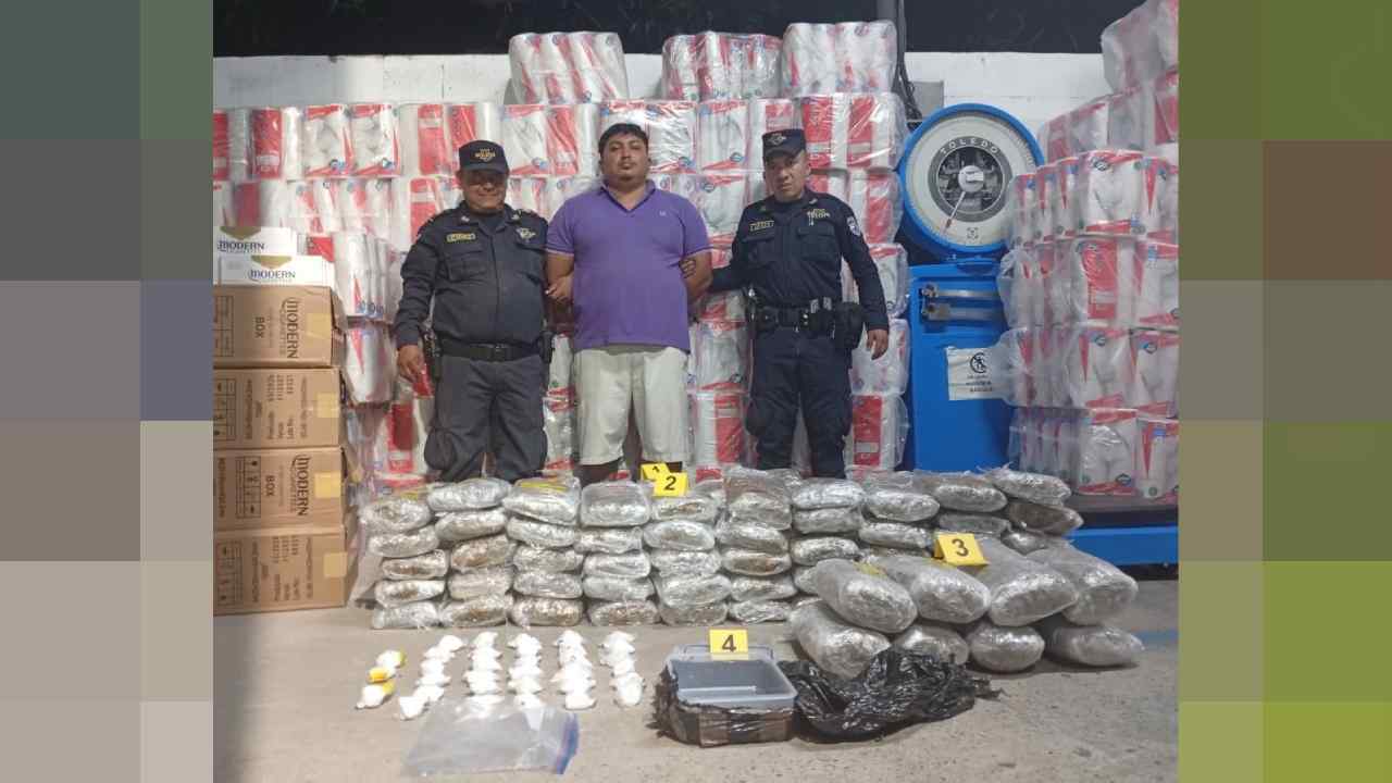 Autoridades salvadoreñas reportaron la captura de un guatemalteco que transportaba marihuana y cocaína en un vehículo de carga. Foto: cortesía del Ministerio de Seguridad