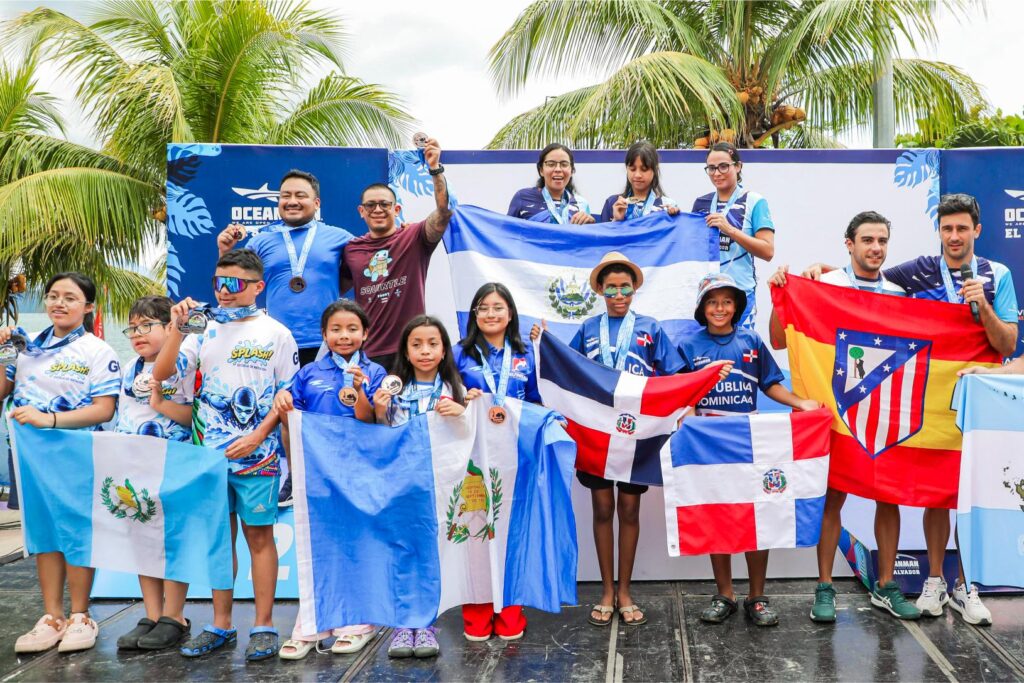 Nadadores internacionales participaron en Oceanman El Salvador 2026, desarrollado en el lago de Ilopango, con pruebas de natación en aguas abiertas. Utilizar únicamente si la fotografía corresponde al evento. SDP