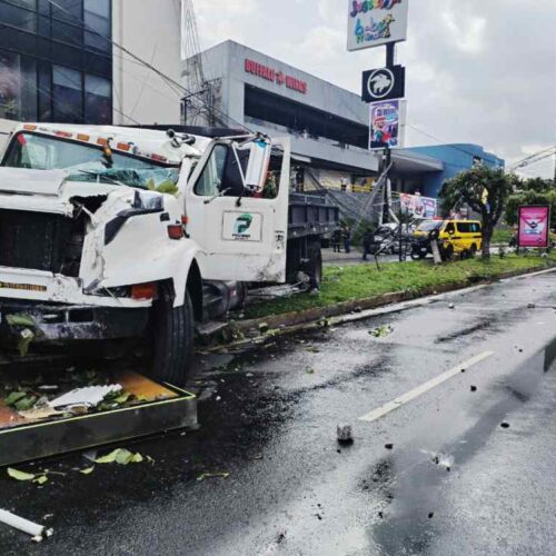 Accidente de camión identificado con PAVESA en el bulevar Los Próceres deja cinco lesionados y cuatro postes afectados. Foto: Comandos de Salvamento