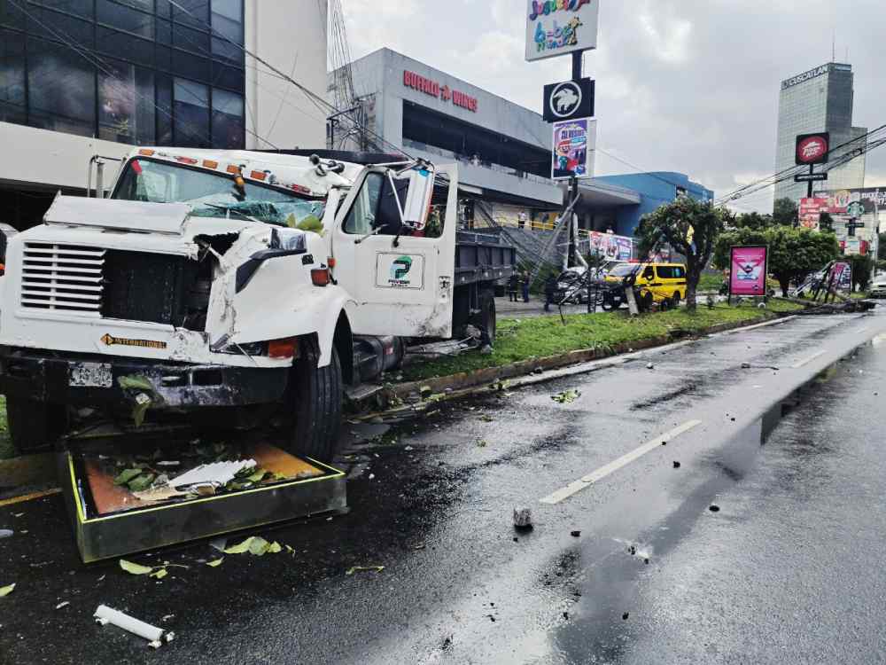 Accidente de camión identificado con PAVESA en el bulevar Los Próceres deja cinco lesionados y cuatro postes afectados. Foto: Comandos de Salvamento