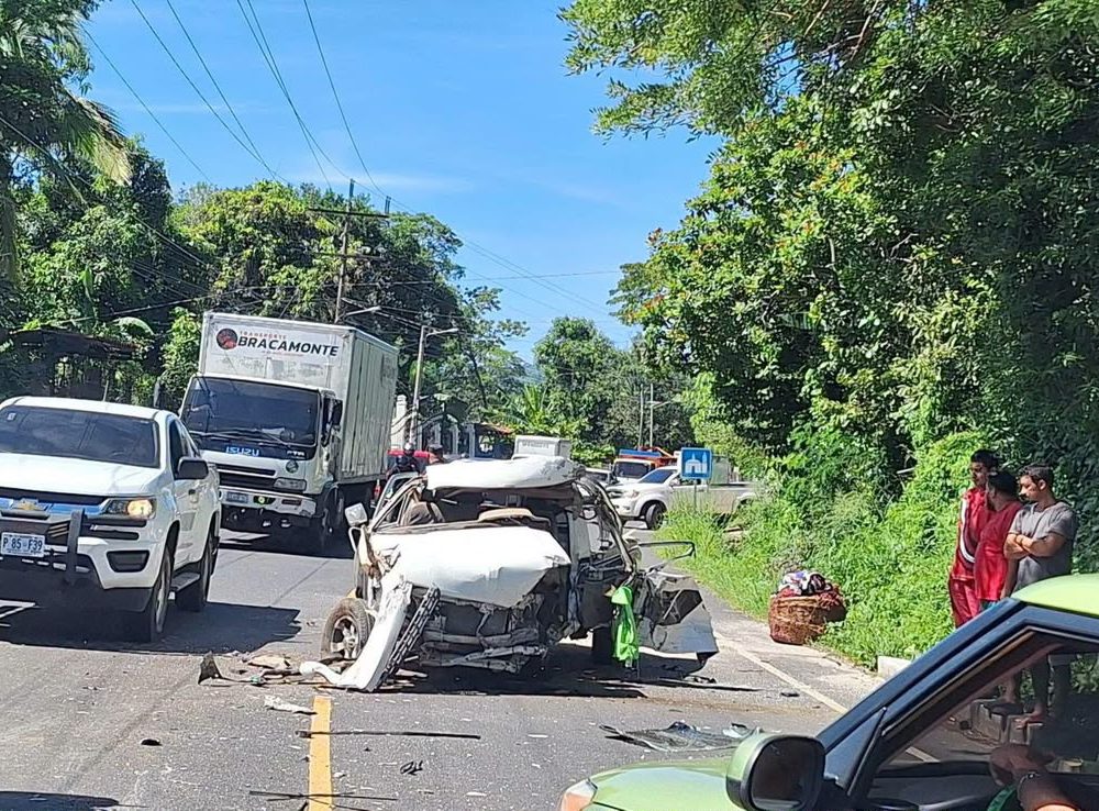 Un accidente registrado en Rancho Quemado, Ilobasco, dejó un pickup con severos daños en su estructura. Un conductor resultó lesionado, según el reporte preliminar. Foto: cortesía.