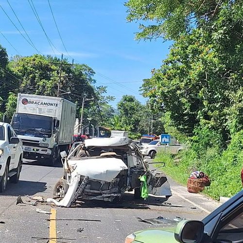 Un accidente registrado en Rancho Quemado, Ilobasco, dejó un pickup con severos daños en su estructura. Un conductor resultó lesionado, según el reporte preliminar. Foto: cortesía.
