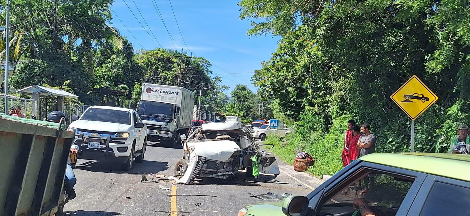 Un accidente registrado en Rancho Quemado, Ilobasco, dejó un pickup con severos daños en su estructura. Un conductor resultó lesionado, según el reporte preliminar. Foto: cortesía.