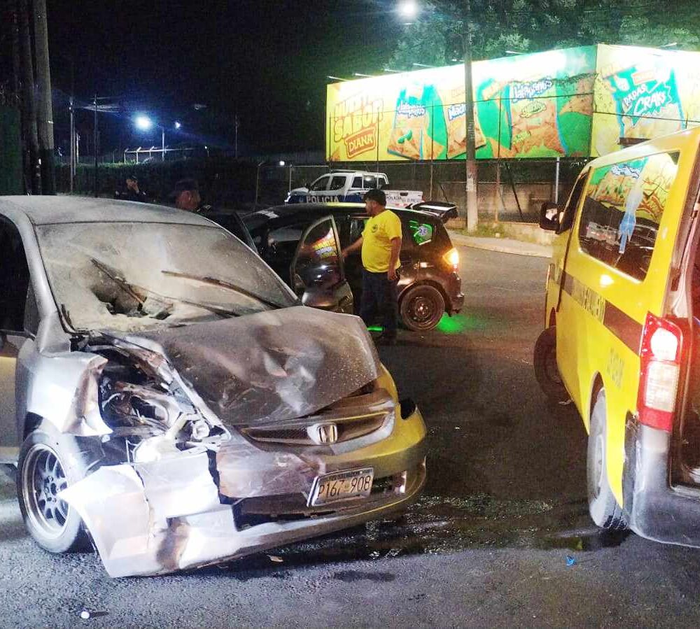 Reportes de tráfico de este lunes incluyen accidentes en el bulevar Constitución y la 29.ª calle poniente, además de un carril reversible en San Benito. Foto: Comandos de Salvamento