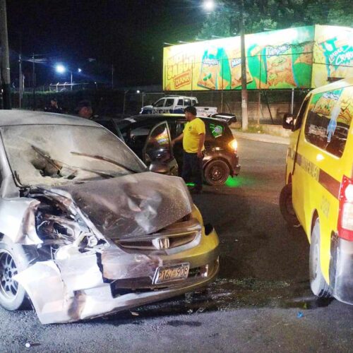 Reportes de tráfico de este lunes incluyen accidentes en el bulevar Constitución y la 29.ª calle poniente, además de un carril reversible en San Benito. Foto: Comandos de Salvamento