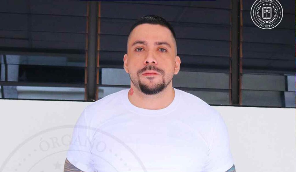 Moisés Eduardo Pérez Aguilar, condenado a seis años de prisión por posesión y tenencia con fines de tráfico, despertó comentarios coquetos en redes sociales tras difundirse su fotografía. Foto: Centros Judiciales de El Salvador.