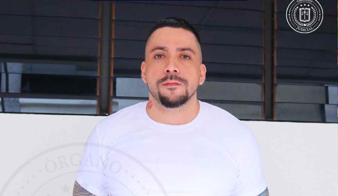 Moisés Eduardo Pérez Aguilar, condenado a seis años de prisión por posesión y tenencia con fines de tráfico, despertó comentarios coquetos en redes sociales tras difundirse su fotografía. Foto: Centros Judiciales de El Salvador.