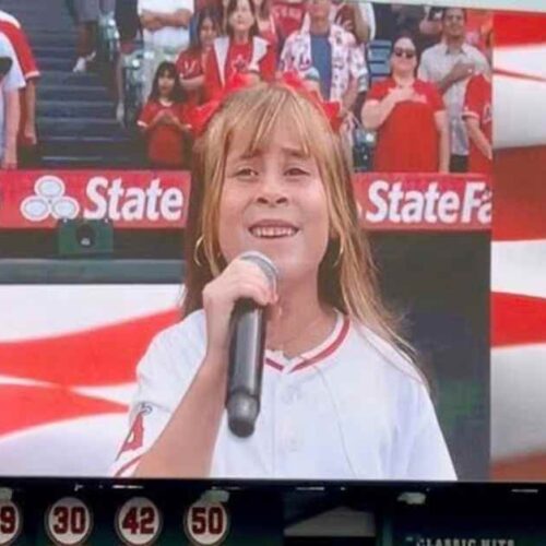 Alessandra Gutiérrez interpreta canciones del repertorio latino, incluido el éxito “Si una vez” de Selena Quintanilla. Foto: TikTok @ariana_y_alessandra.