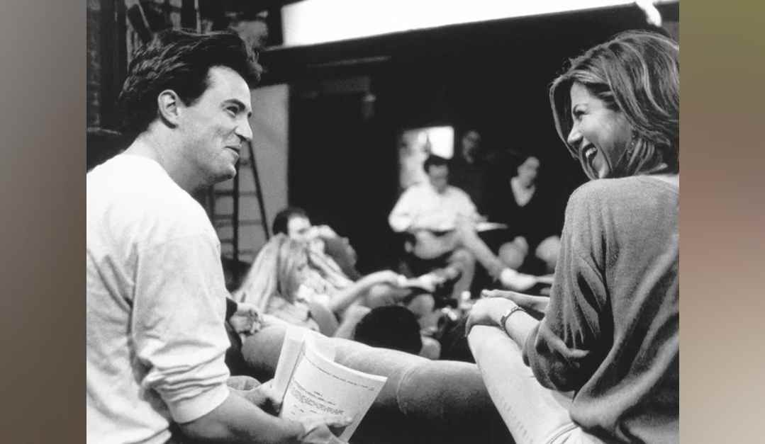Jennifer Aniston y Matthew Perry comparten una carcajada durante las grabaciones de Friends. La actriz recuperó esta imagen en noviembre de 2023 para despedir a su compañero y amigo. Archivo